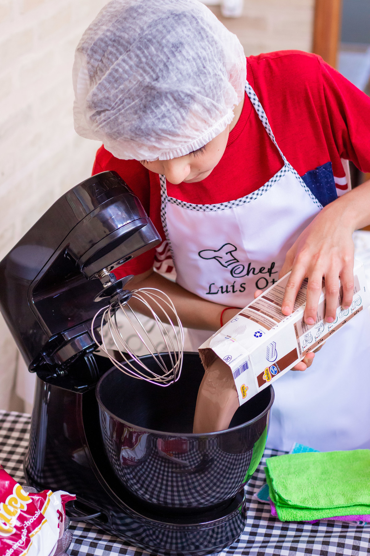 Aniversariante preparando cupcake para a sua festa