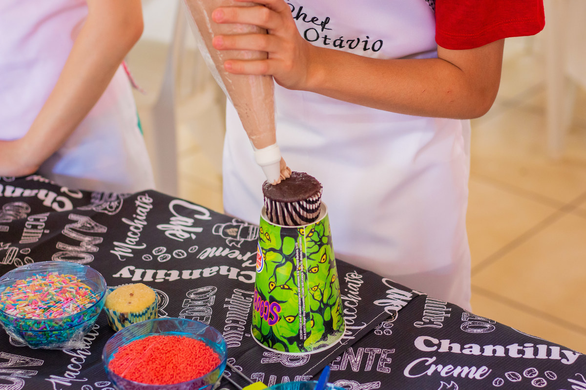 Aniversariante recheando cupcake em seu aniversário