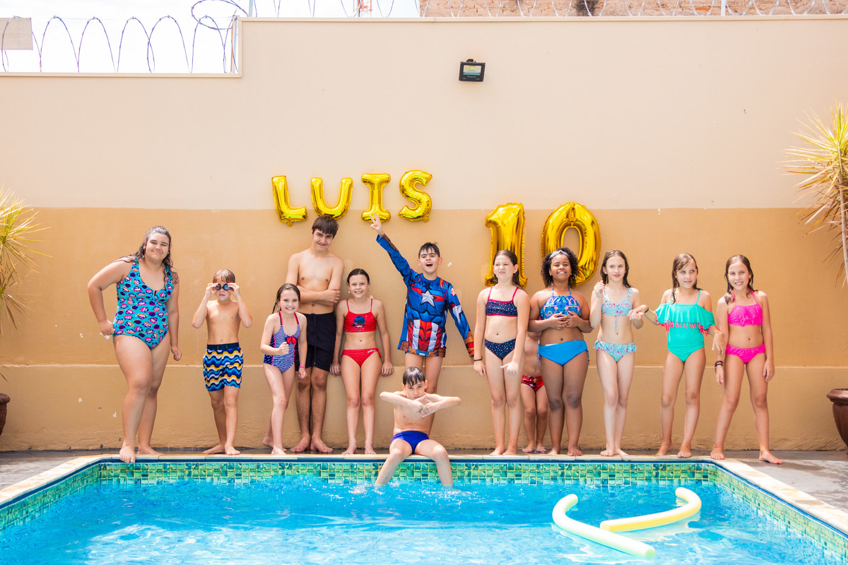 Aniversariante e seus amigos na piscina