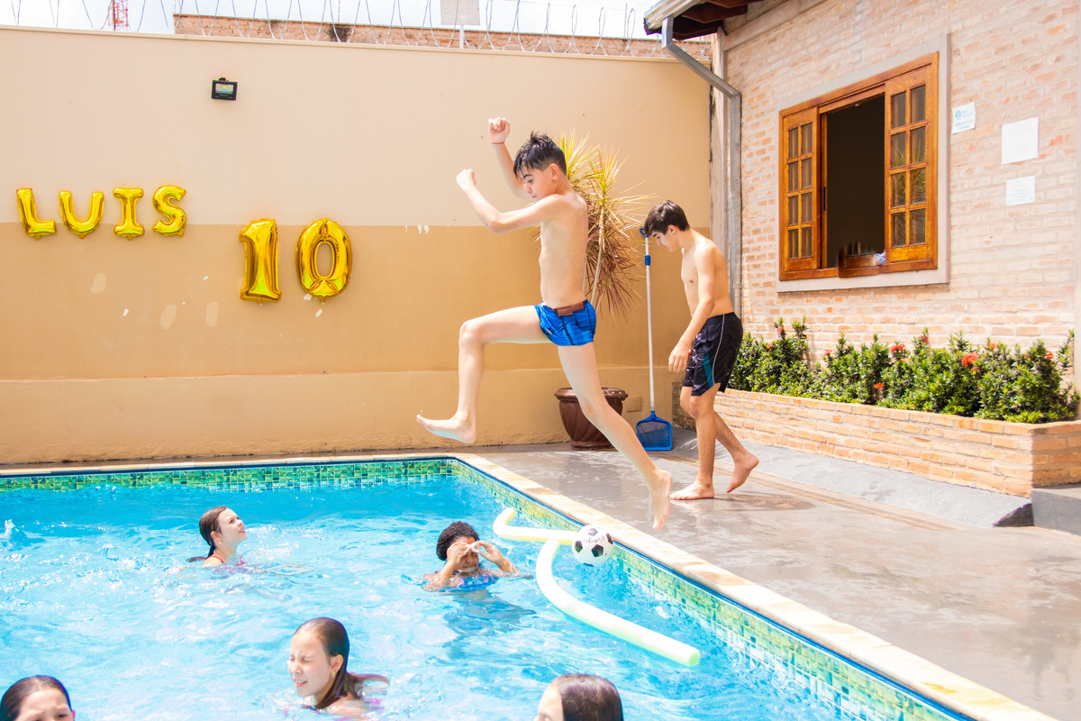 Aniversariante dando um pulo na piscina