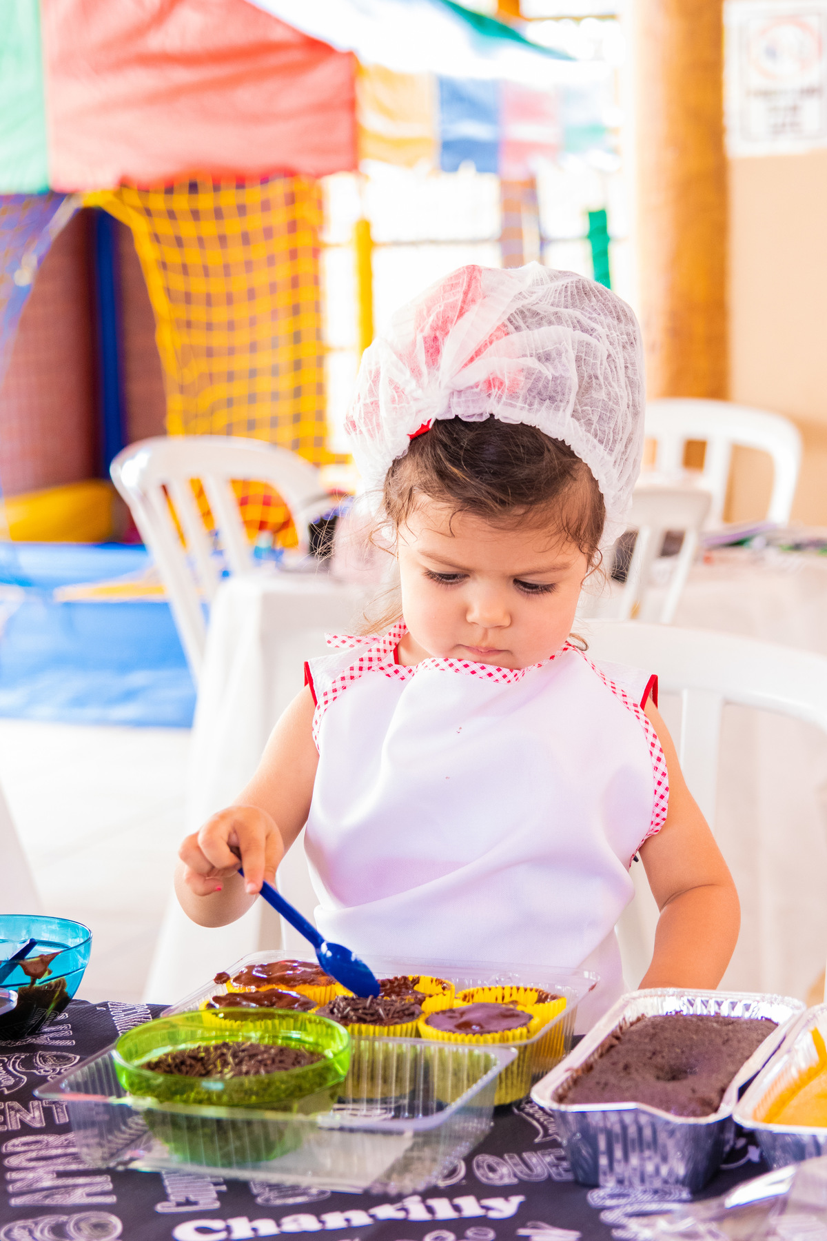 nenê fazendo seu cupcake em aniversário