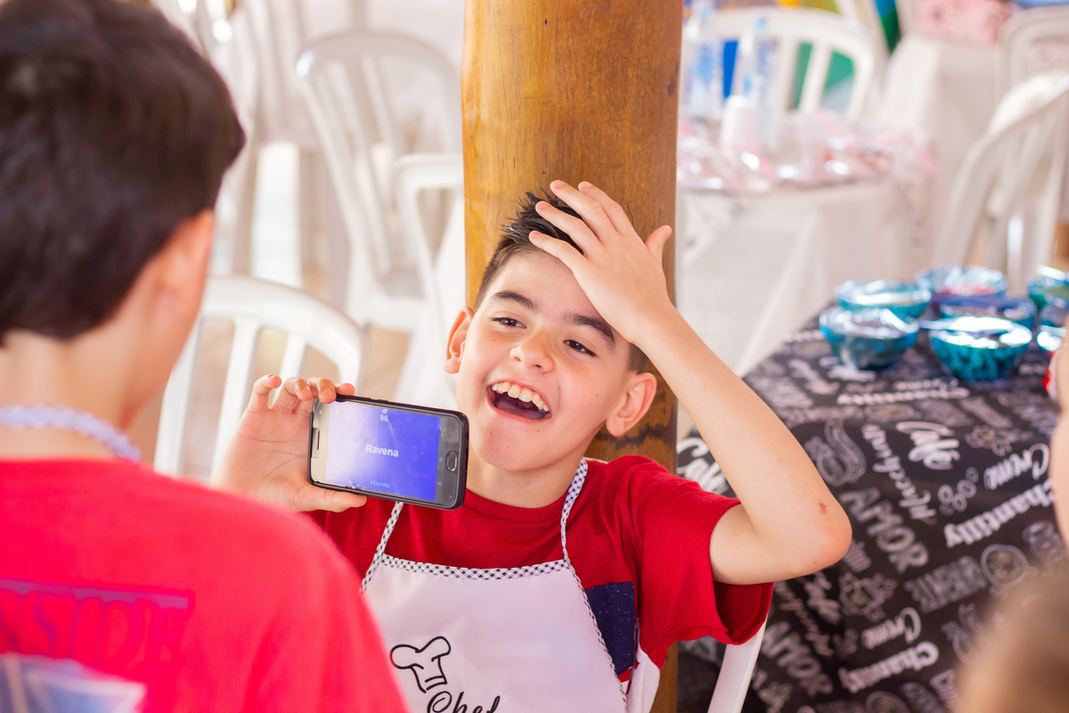 Aniversariante brincando com seu amigo