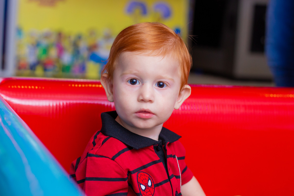 Nenê ruivo olhando para a foto