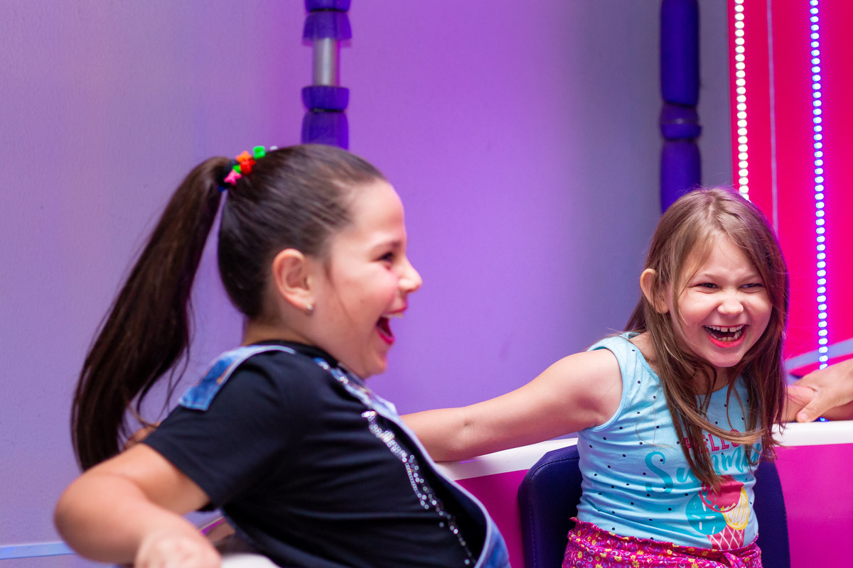 Amigas sorrindo na Labamba