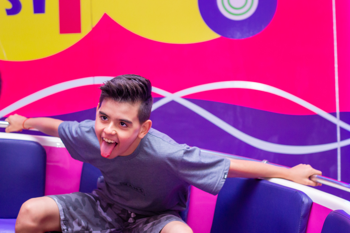 Aniversariante fazendo careta na labamba