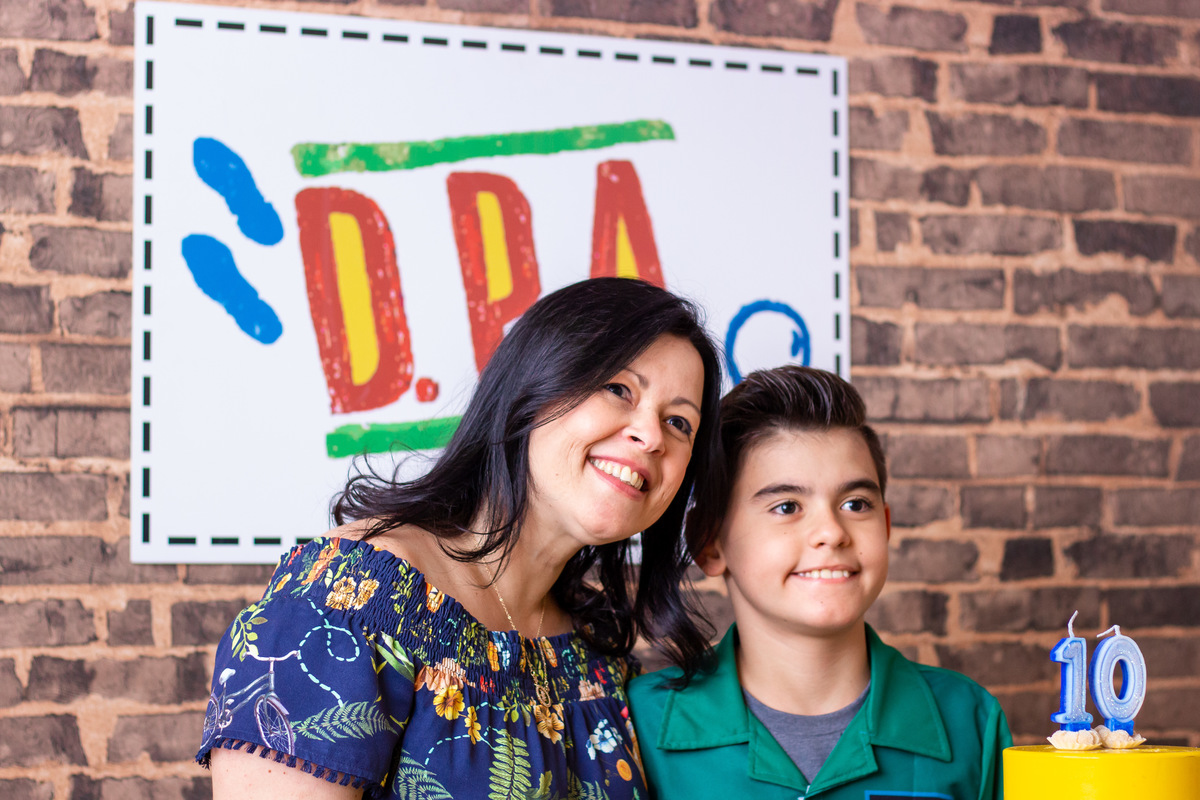 Foto com mãe na mesa do bolo