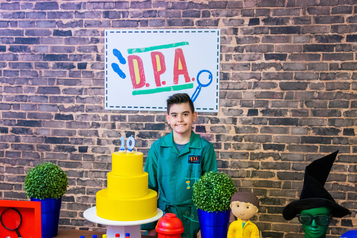 Aniversariante na mesa do bolo