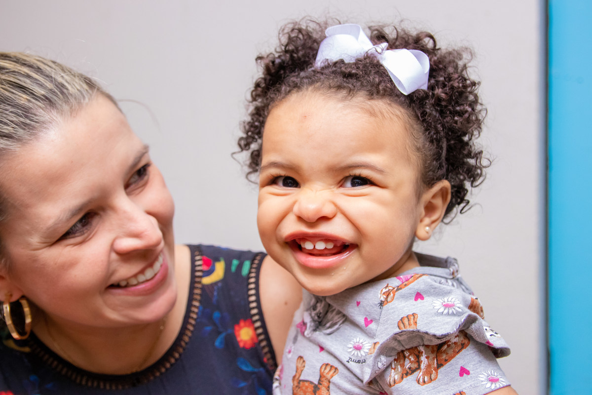 nenê mostrando os dentinhos quando sorri em aniversário 