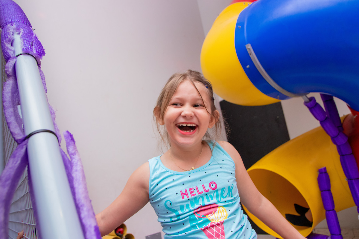 Menina gargalhando em aniversário