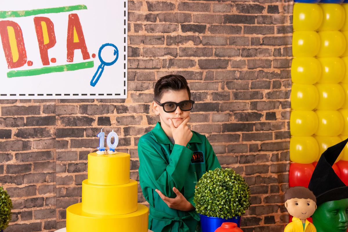 Aniversariante posando para a foto, detetives do prédio azul