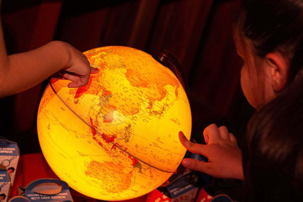 Crianças brincando com o globo em aniversário