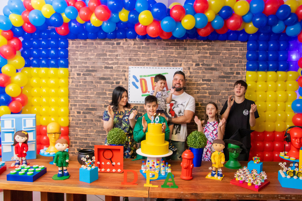 Aniversariante e sua família na hora do parabéns