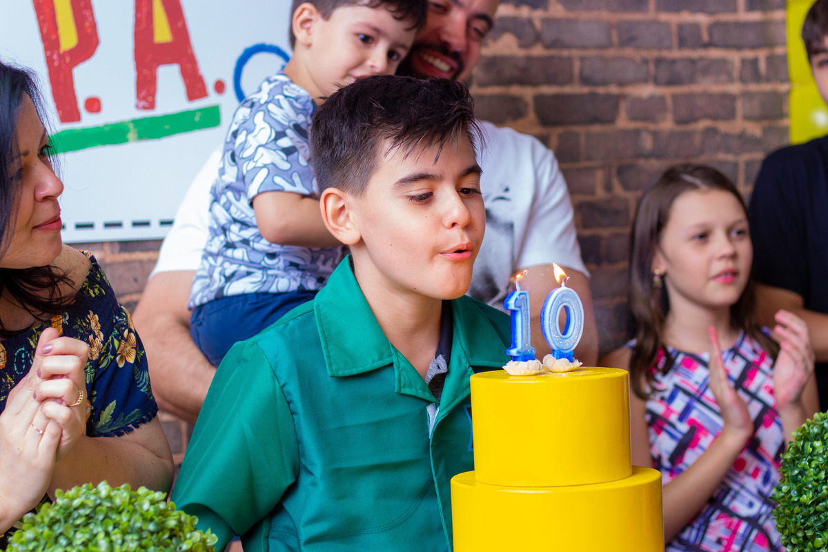 Aniversariante assoprando as velinhas