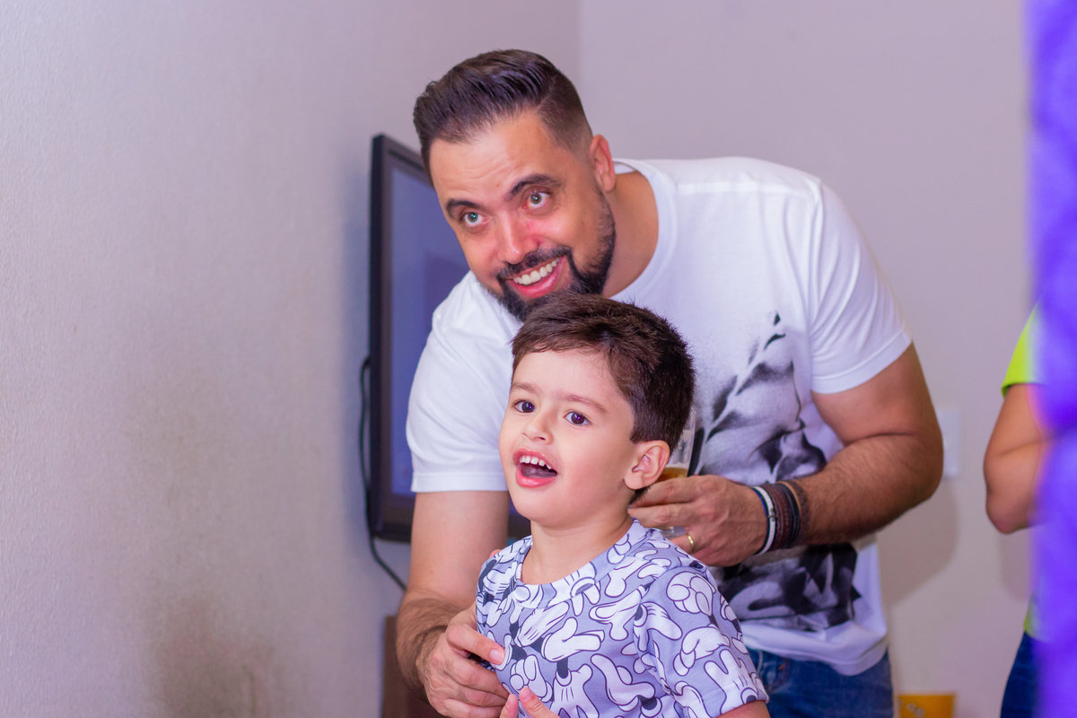 Tio e sobrinho jogando boliche