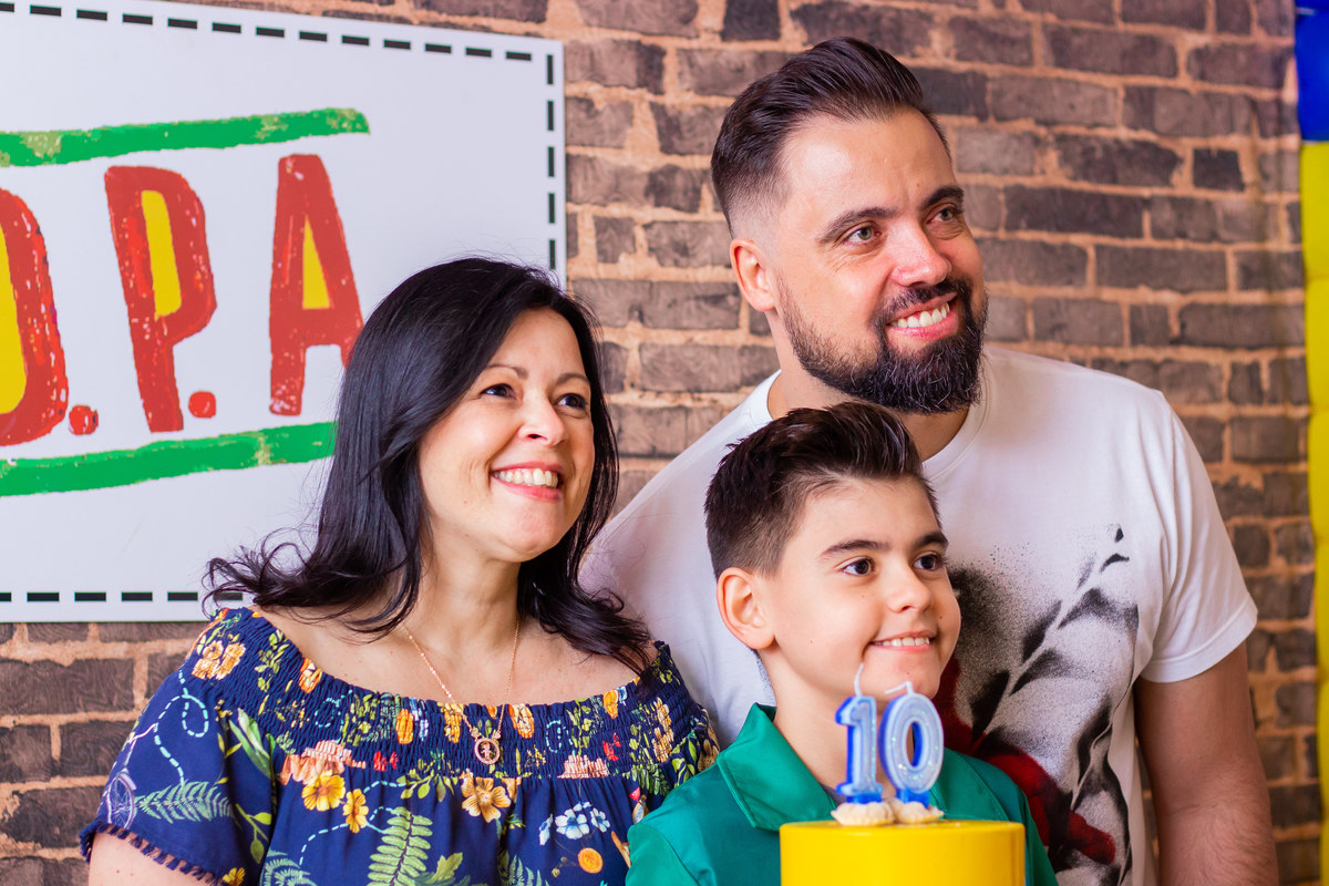 Foto com os pais na mesa do bolo