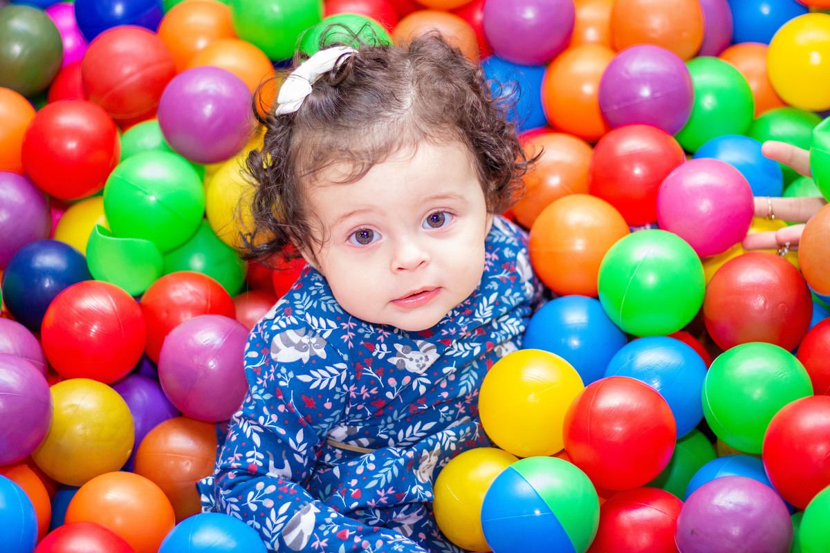nenê na piscina de bolinhas
