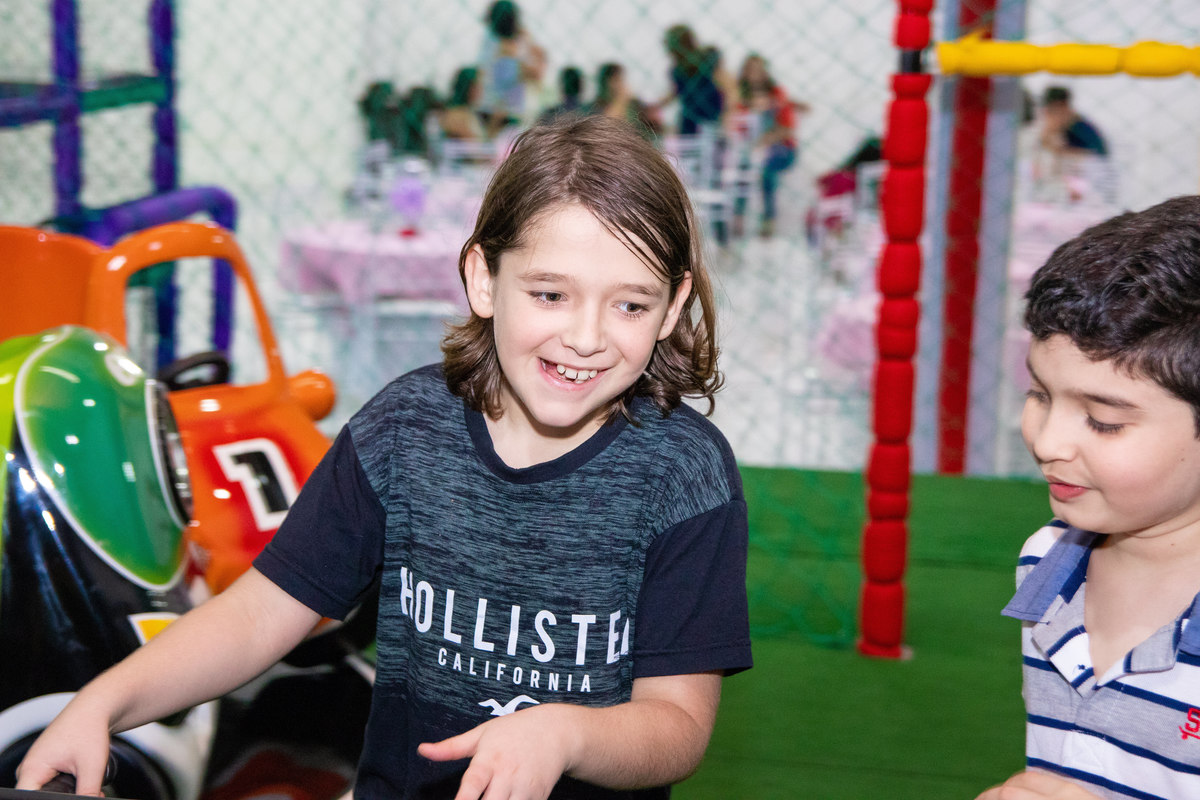 Amigos jogando pebolim 