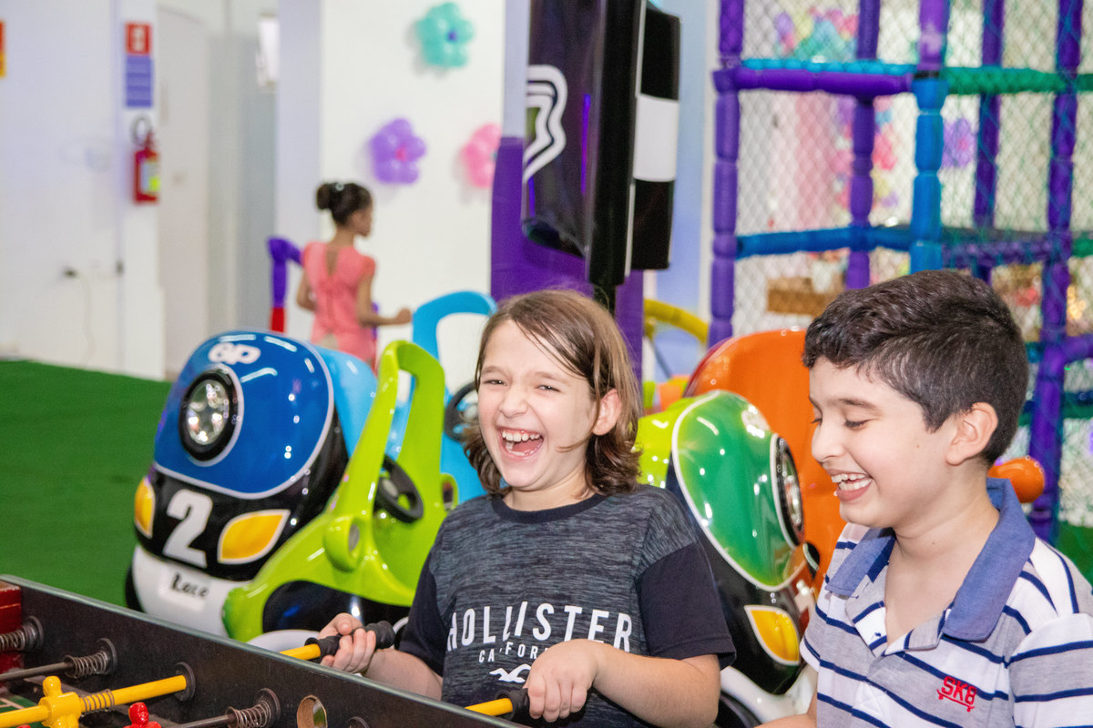 amigos comemorando a pontuação no air hockey