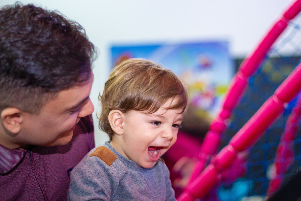 Pai e filho brincando de basquete