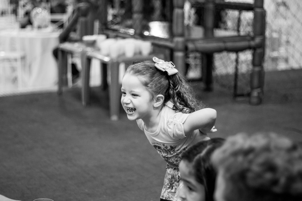 Menina brincalhona em aniversário