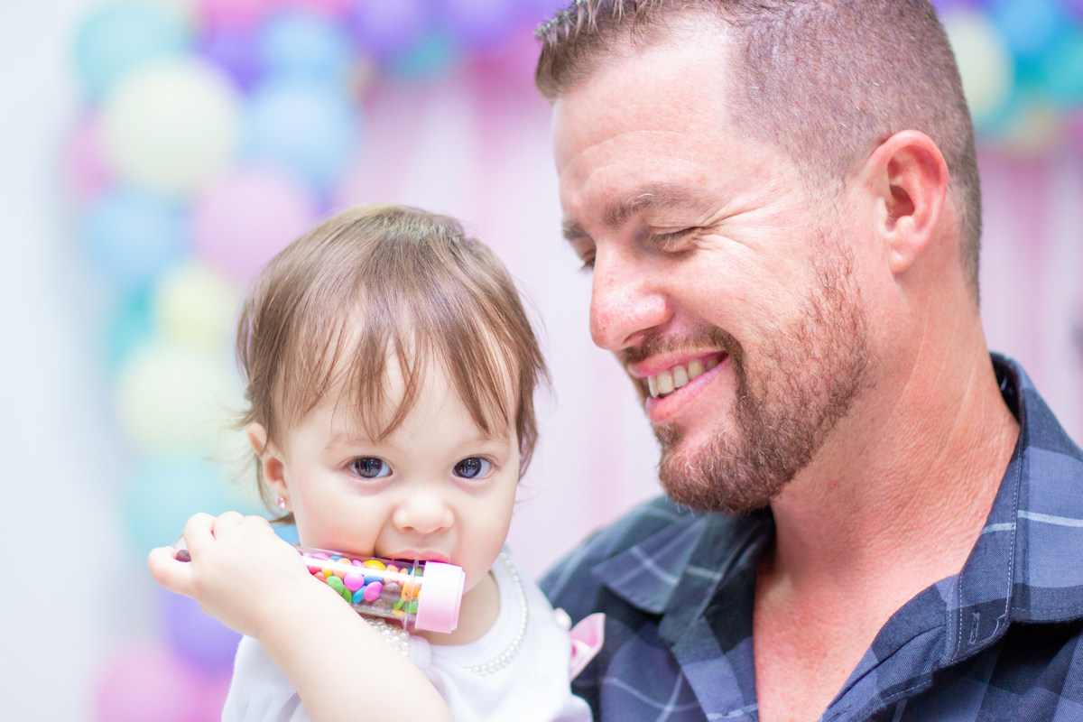 Aniversariante brincando com o papai