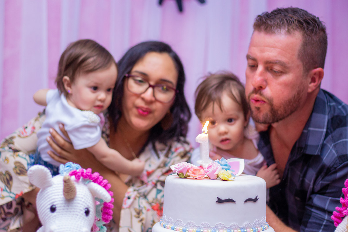 Família assoprando as velinhas
