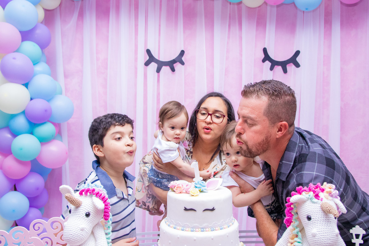 Família assoprando as velinhas no aniversário