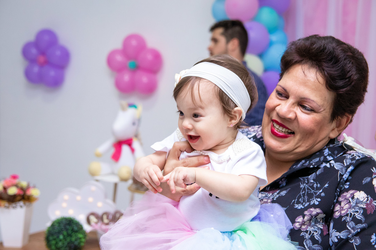 Aniversariante rindo em sua festa