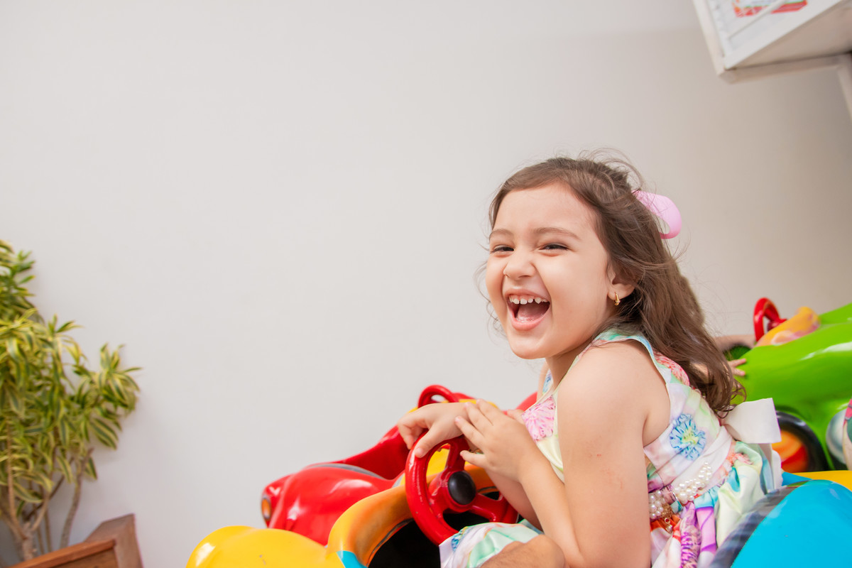 Menininha brincando de dirigir 