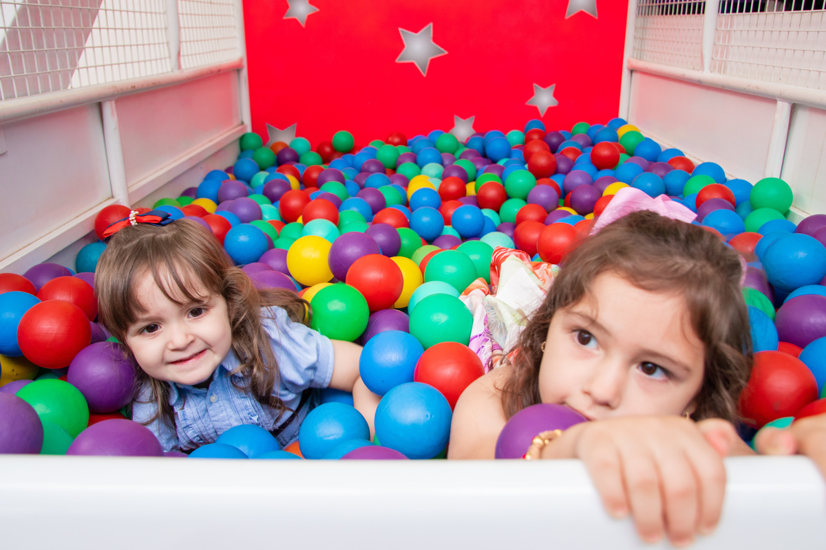 amigas na piscina de bolinhas