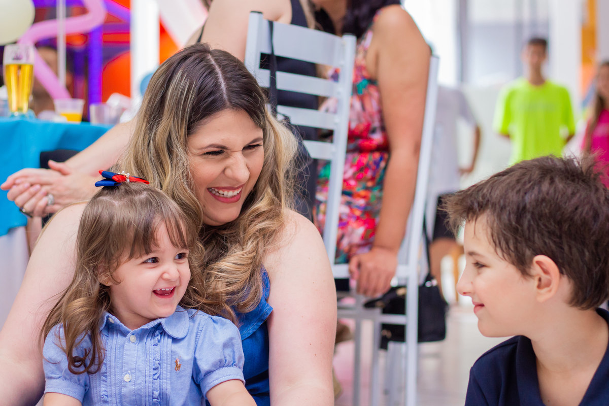 Aniversariante sorrindo para seu priminho