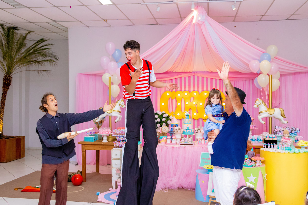 Perna de pau, malabarista em aniversário infantil