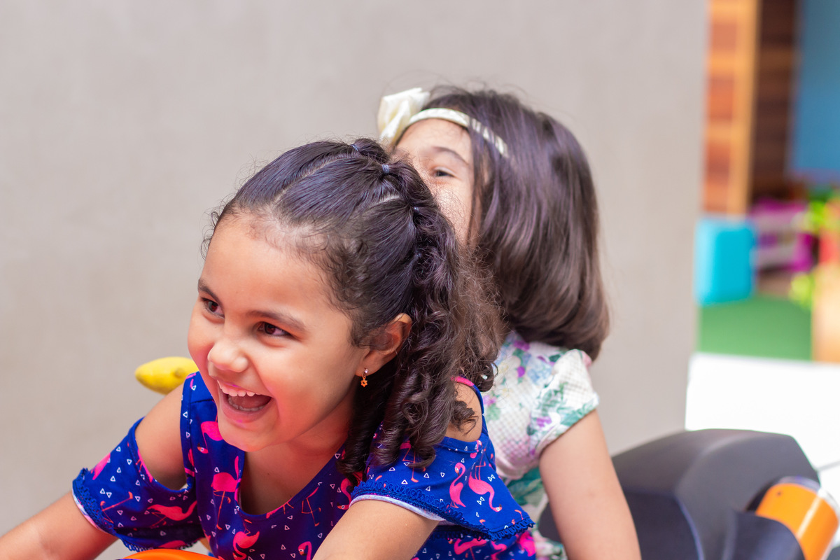 amigas brincando de pilotar moto