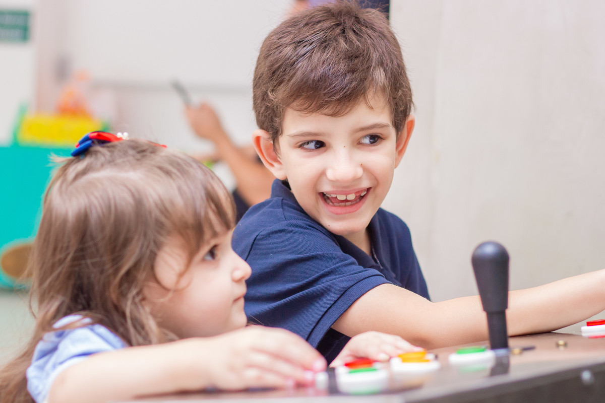 Aniversariante e seu primo jogando video game