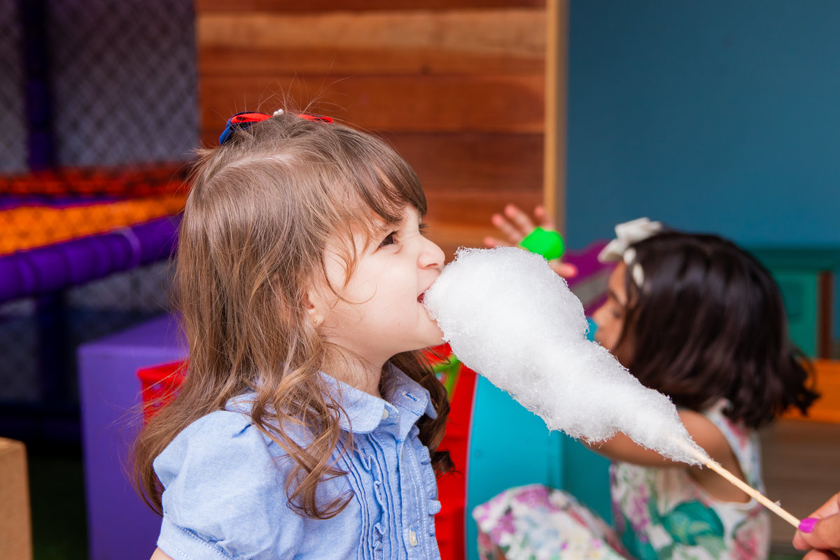 Aniversariante comendo algodão doce em seu aniversário