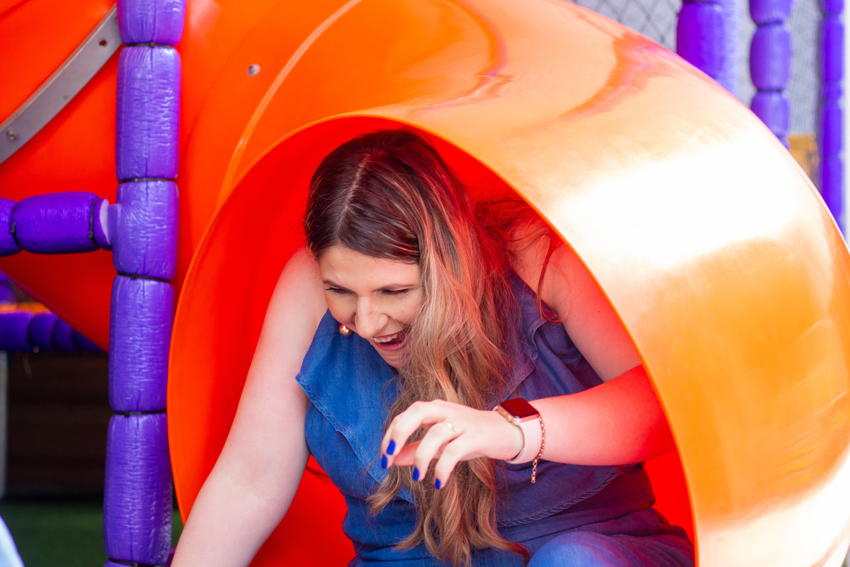 Mãe brincando em escorregador