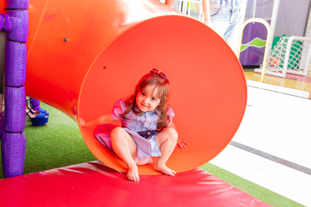 Aniversariante descendo pelo escorregador