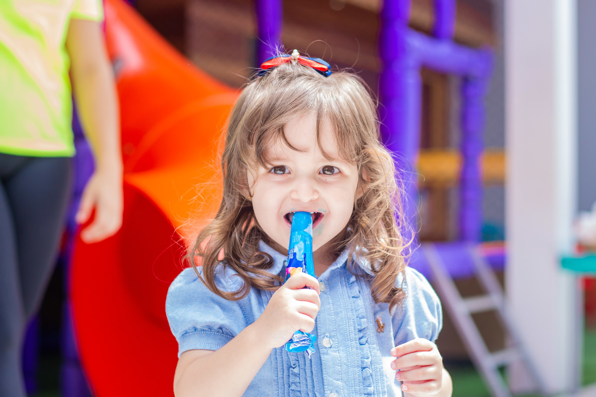 Aniversariante comendo picolé em sua festa