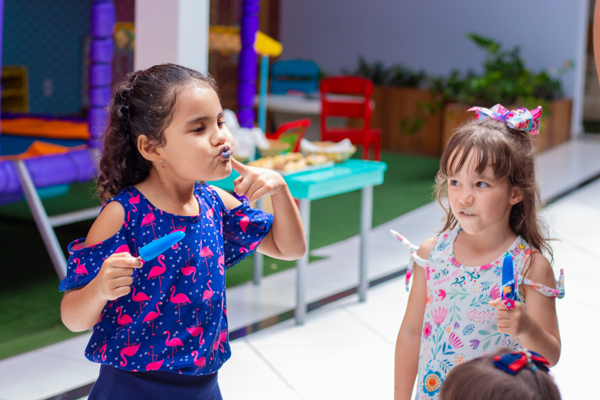 amigas comendo picolé em aniversário