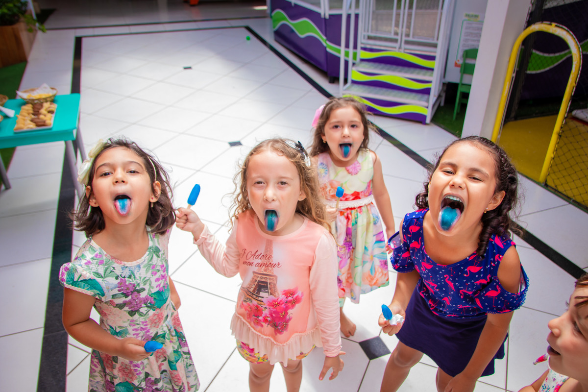 amigas fazendo caretas de língua azul em aniversário