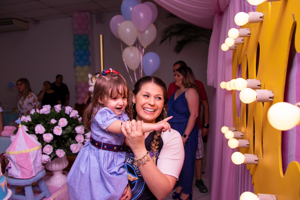 Aniversariante e tia brincando com as luzes do circo