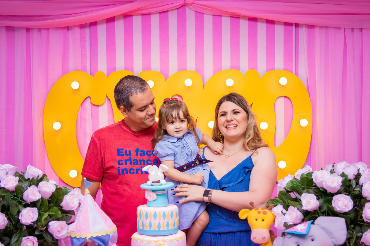 Aniversariante e sua família na hora do parabéns