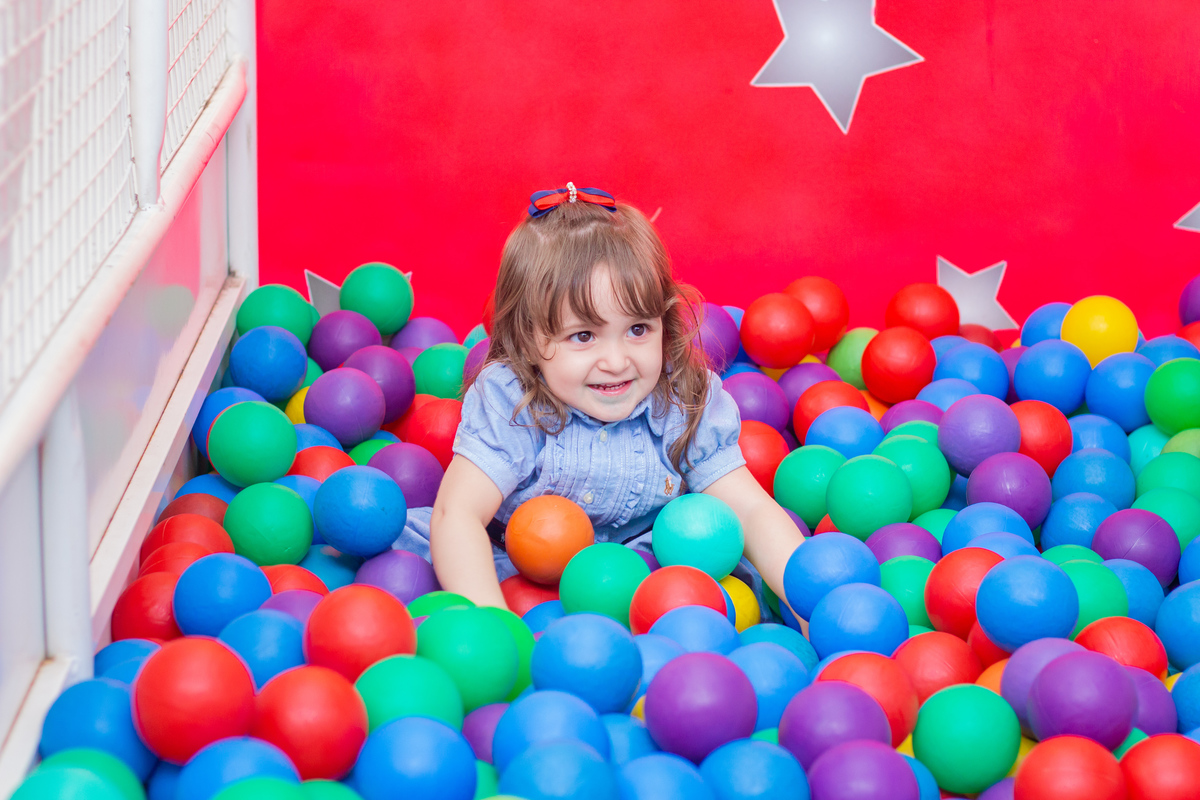 Aniversariante se divertindo na piscina de bolinhas