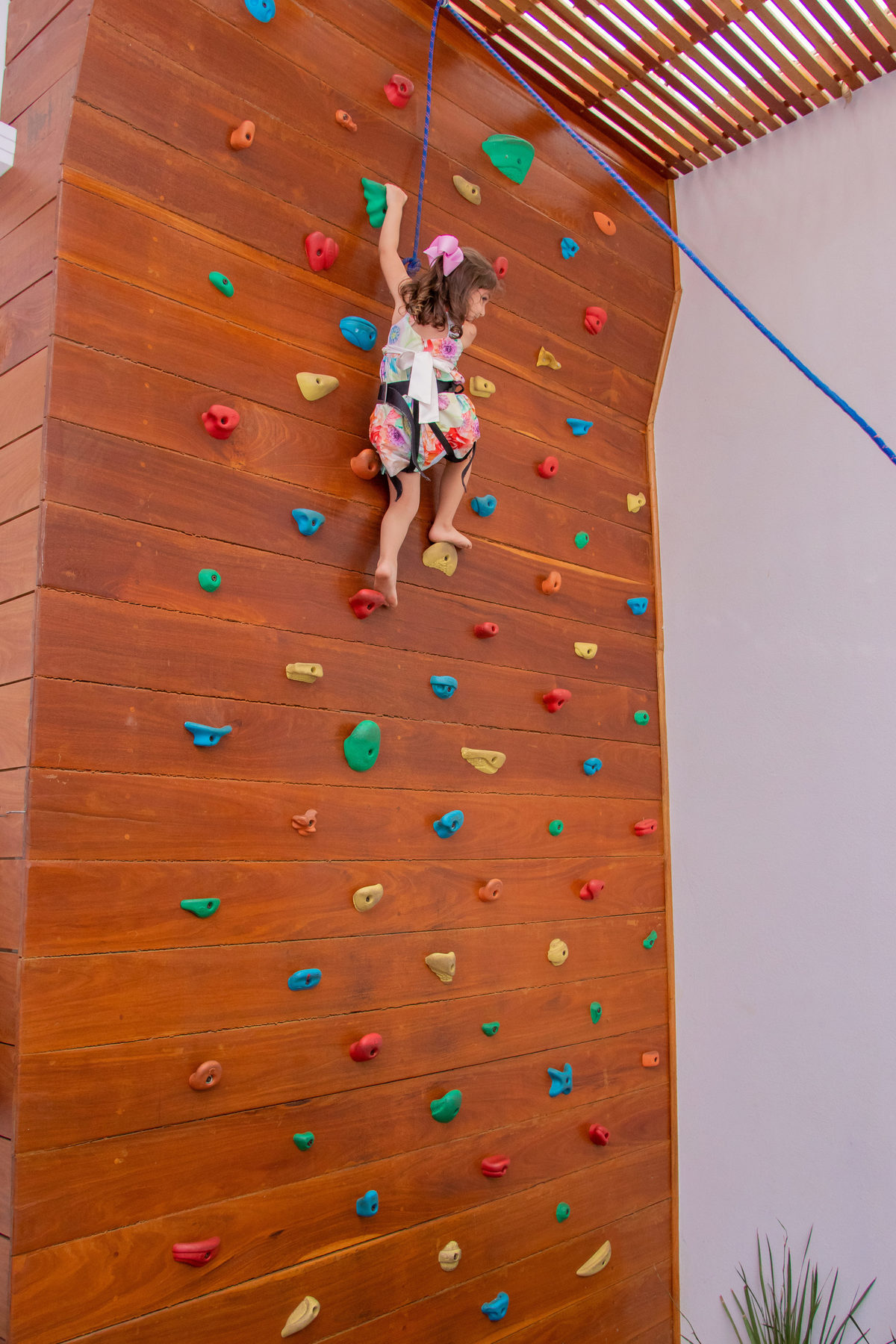 menina brincando de escalar em aniversário 