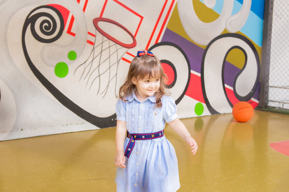 Aniversariante brincando na quadra de basquete