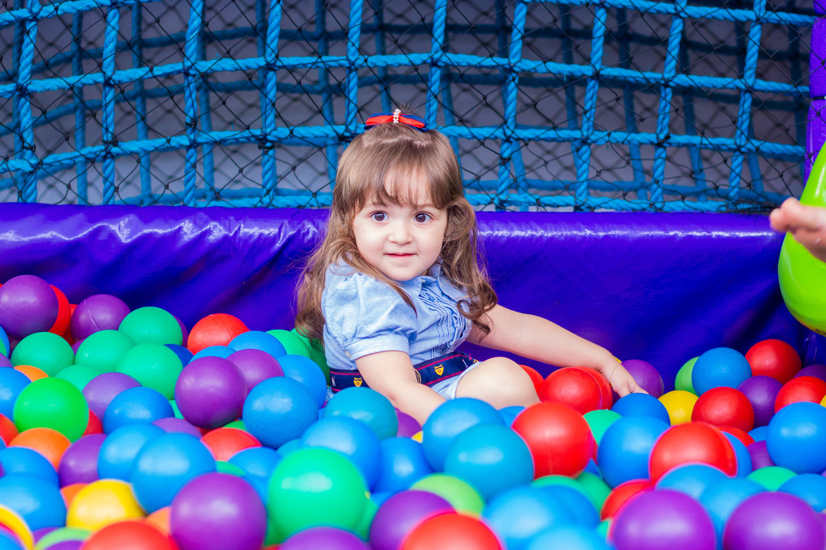 Aniversariante na piscina de bolinhas