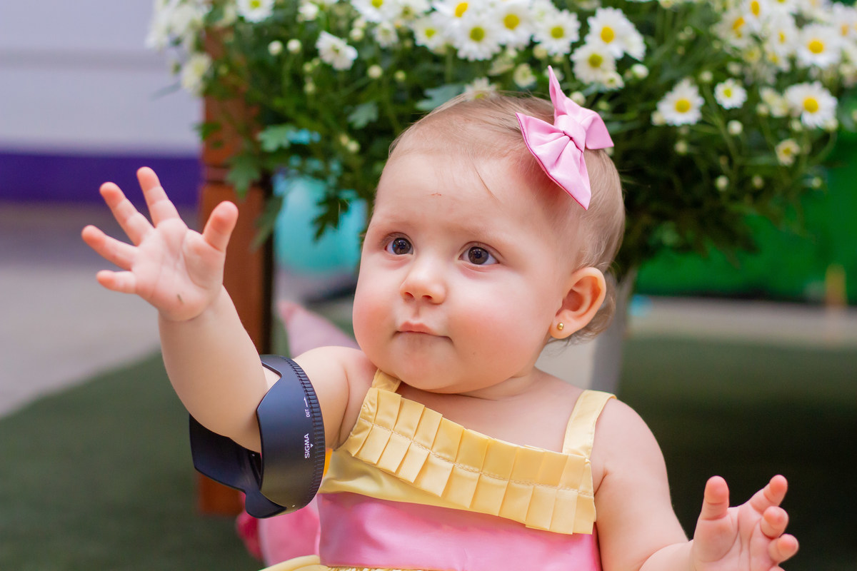 Aniversariante brincando com a câmera