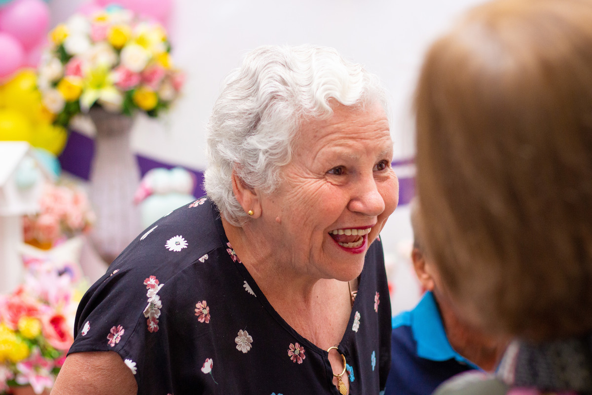 Avó rindo em aniversário