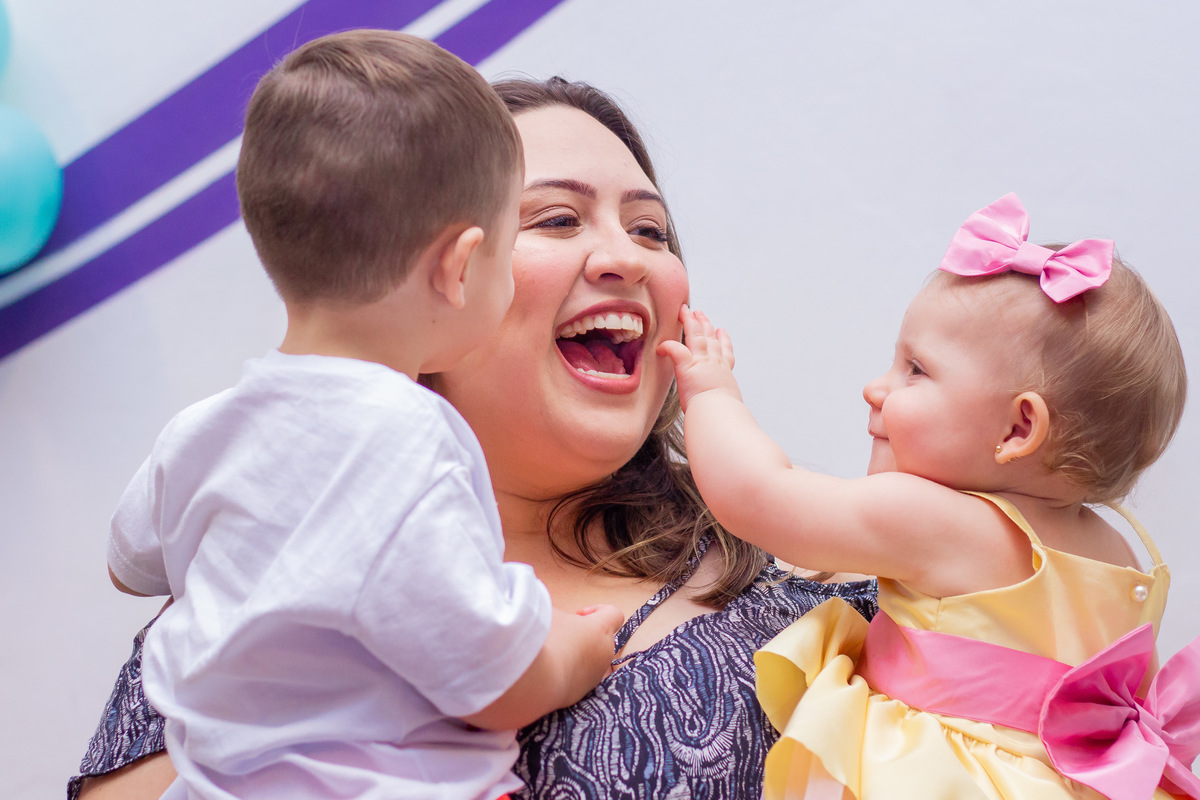 Tia brincando com os sobrinhos
