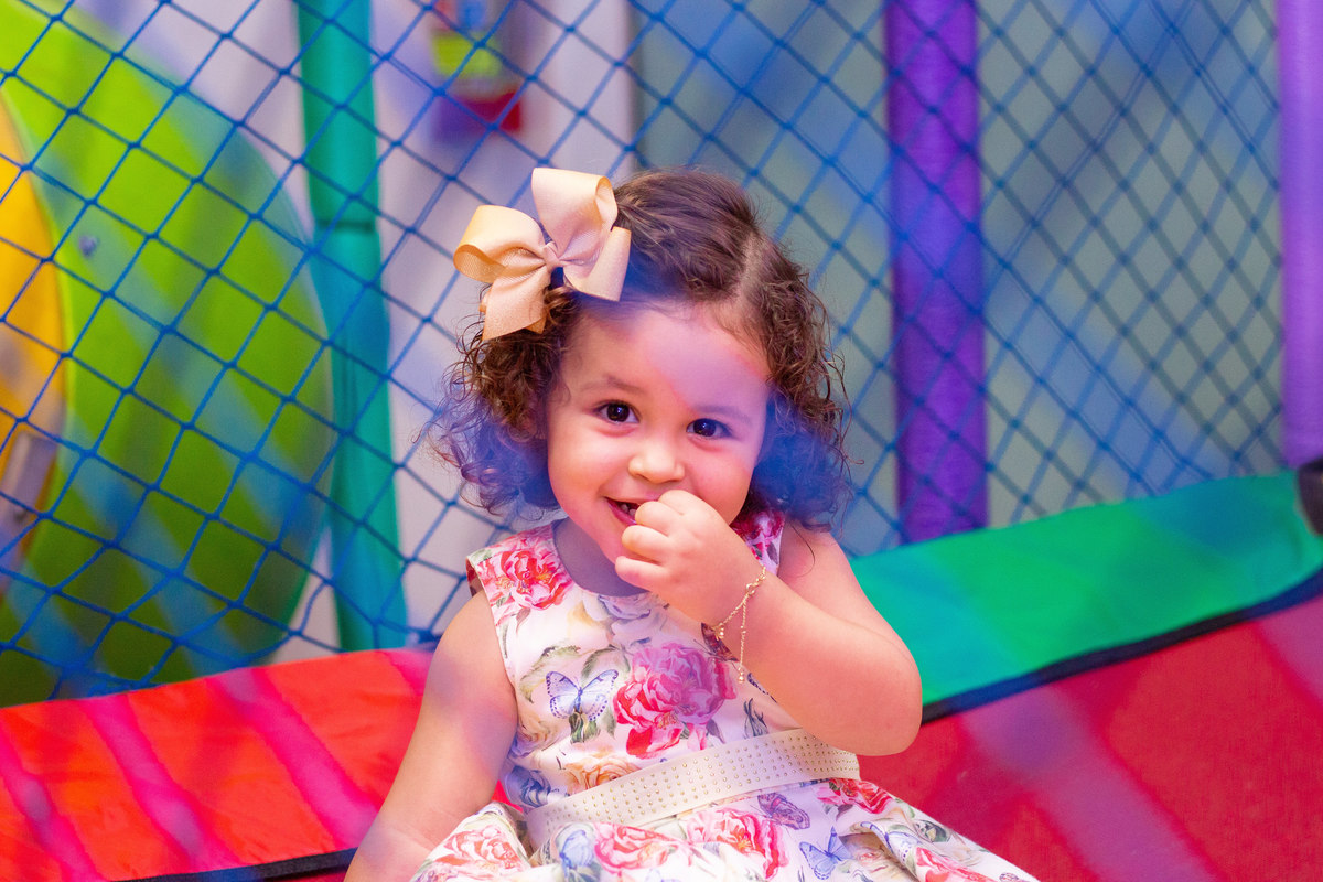 Menina sorrindo em cama elástica